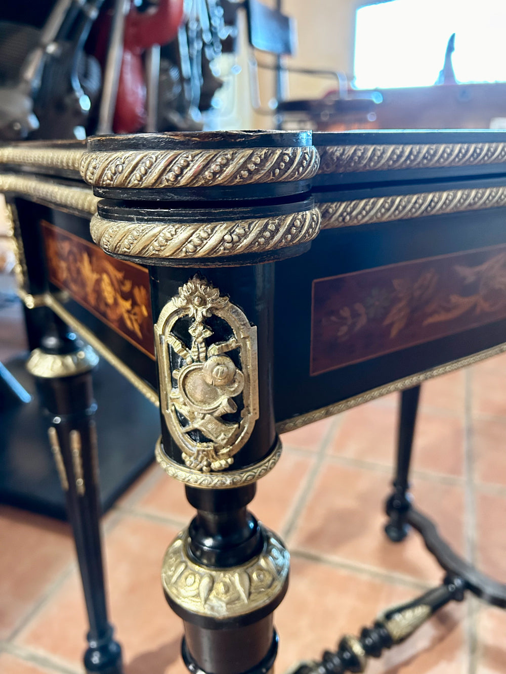 Table à Jeux Napoléon III Marqueterie Attributs Musique