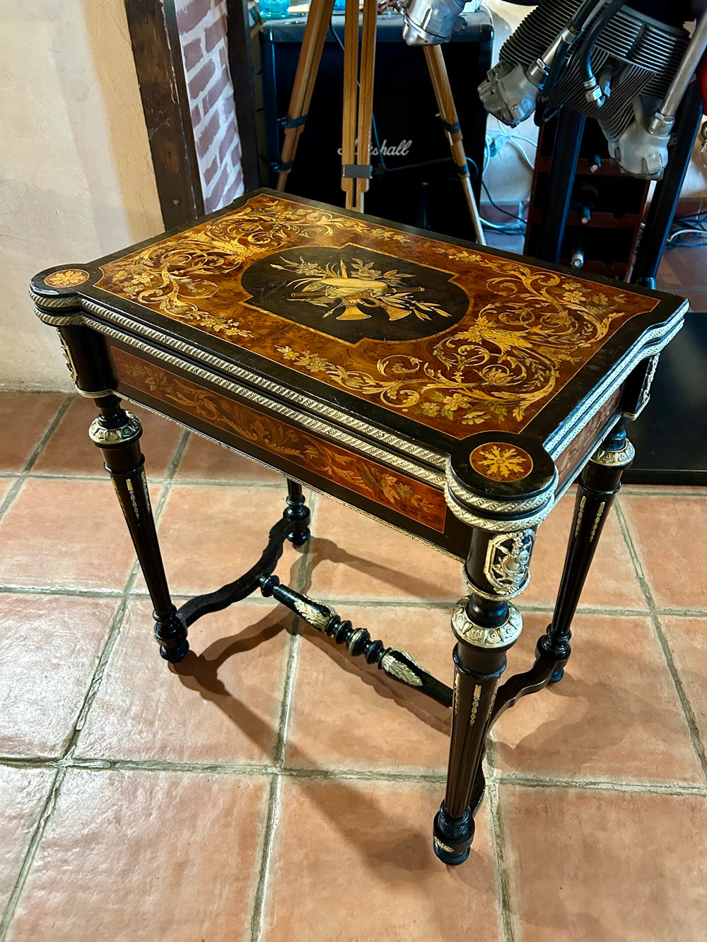 Table à Jeux Napoléon III Marqueterie Attributs Musique