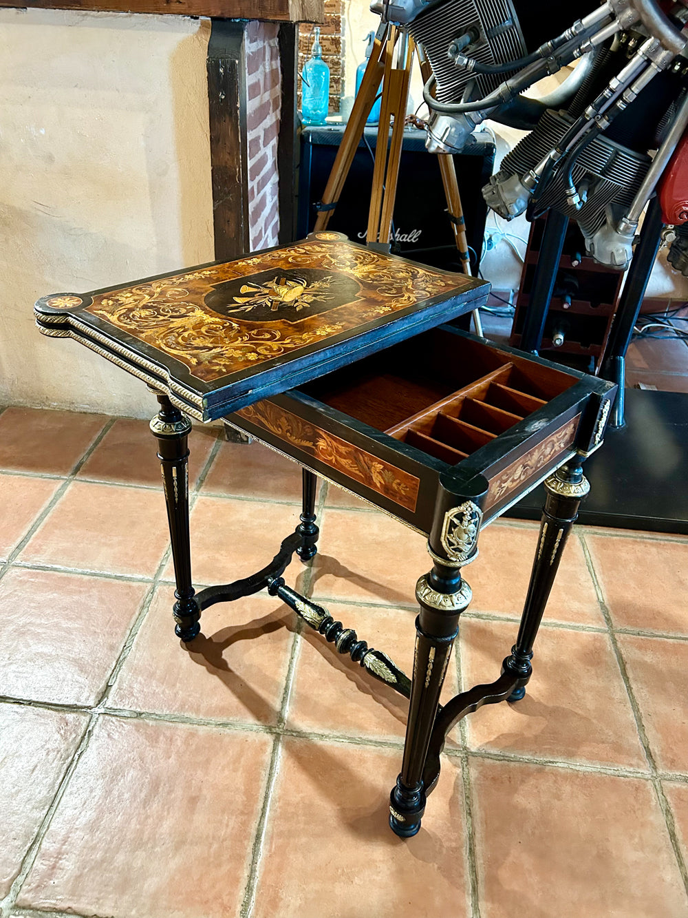 Table à Jeux Napoléon III Marqueterie Attributs Musique