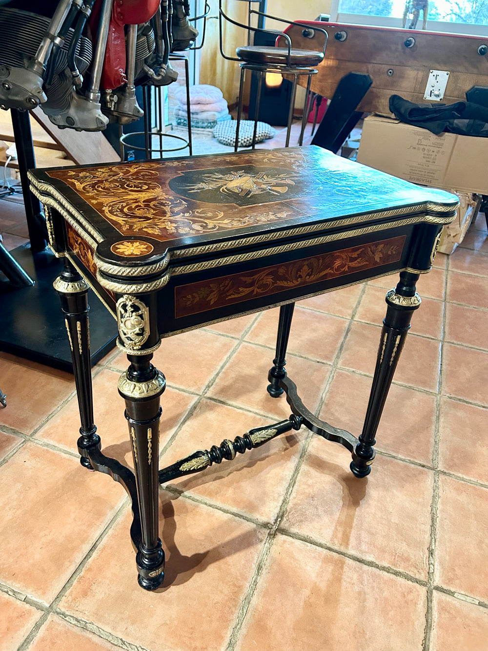 Table à Jeux Napoléon III Marqueterie Attributs Musique