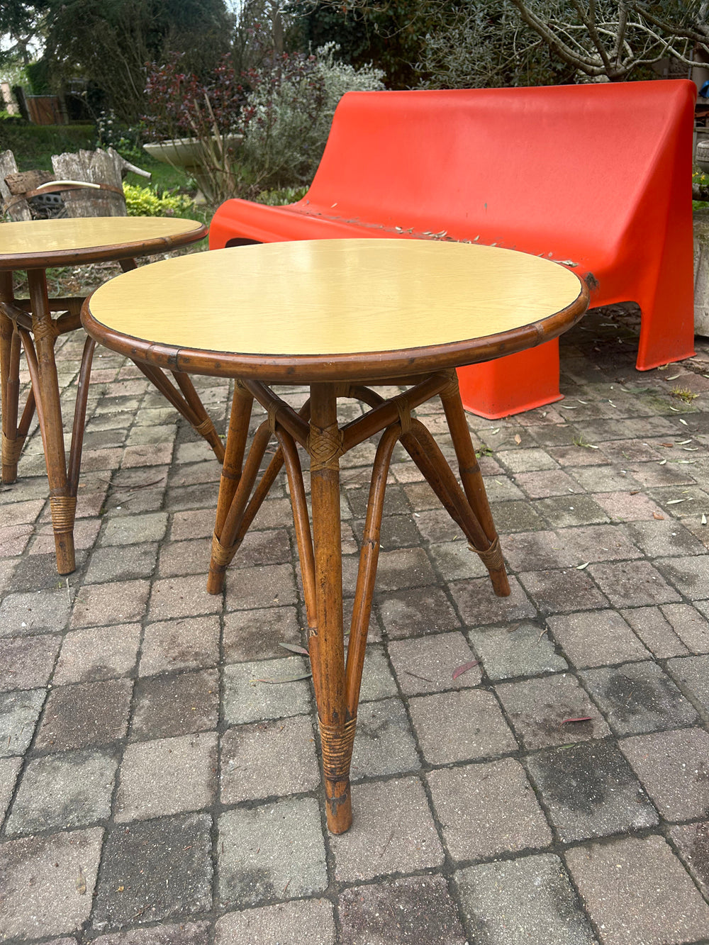 Tables d'appoint rotin et Formica 1960 réf 4441