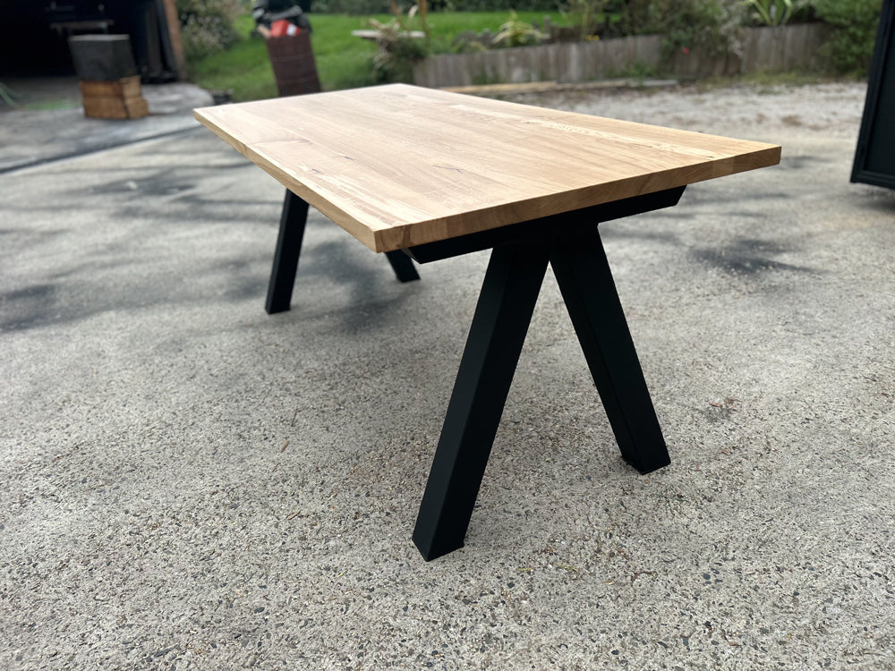 Table design piétement V réf 4548 Prix de base : 1200€