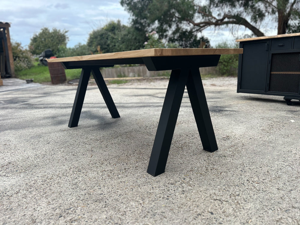 Table design piétement V réf 4548 Prix de base : 1200€