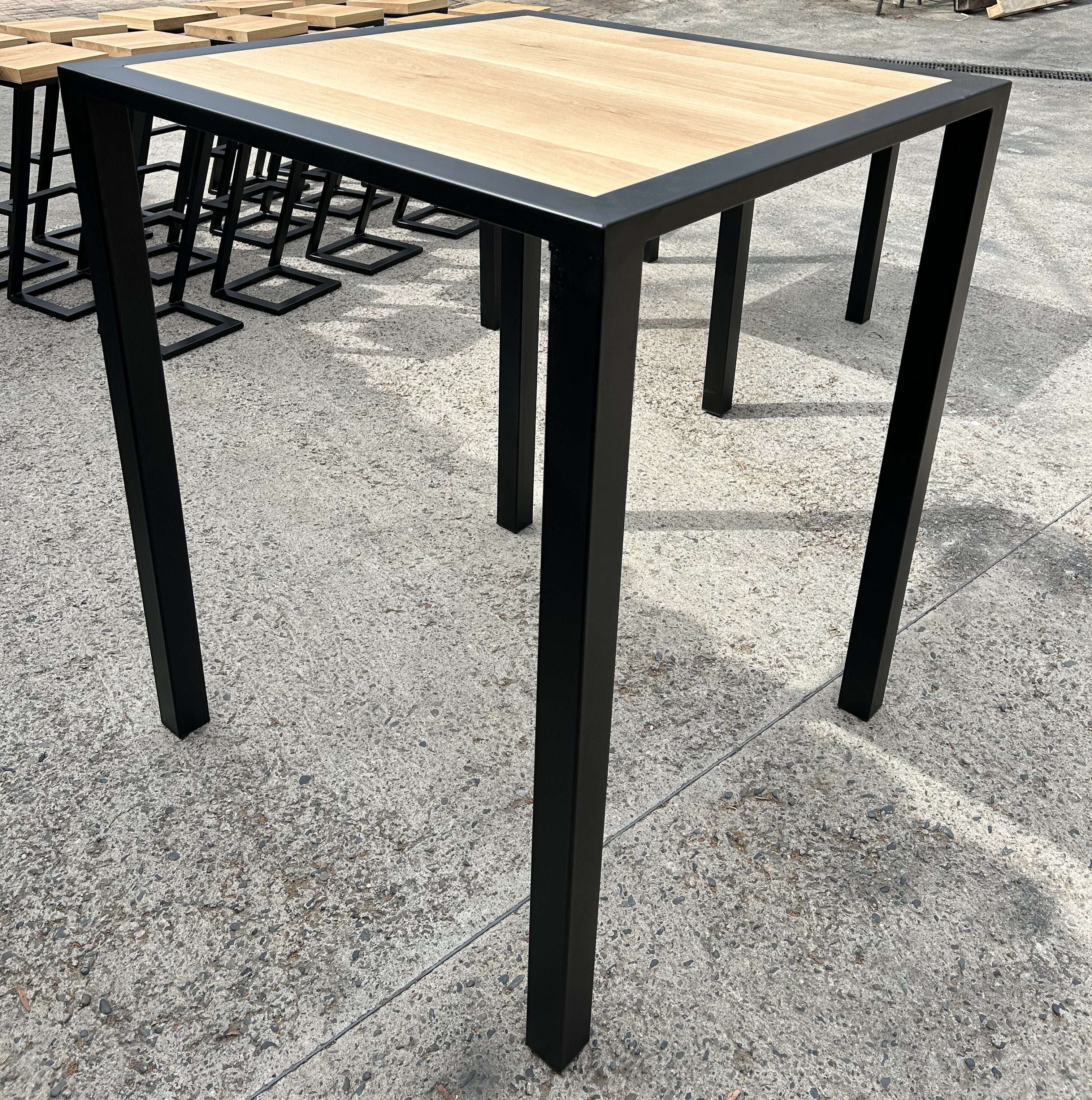 Table mange debout design industriel PRIX de base : 650€ réf 2294