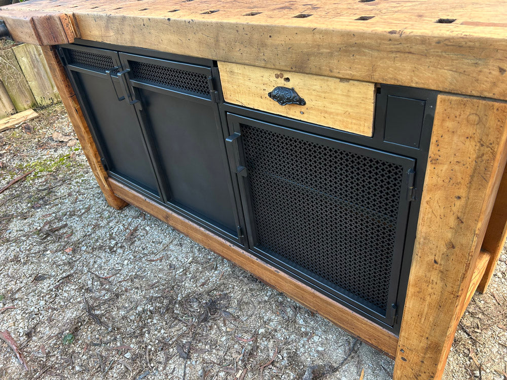 Etabli ancien modifié 3 portes et 1 tiroir