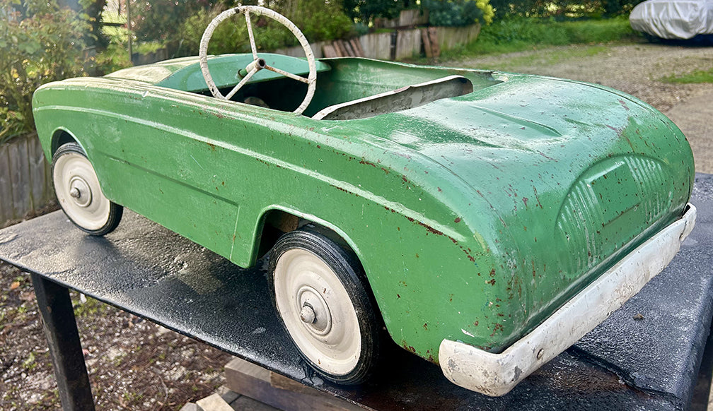 - Voiture à pédale RENAULT DAUPHINE 1960/65 RF 4663