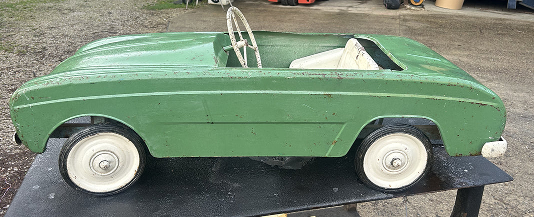 - Voiture à pédale RENAULT DAUPHINE 1960/65 RF 4663