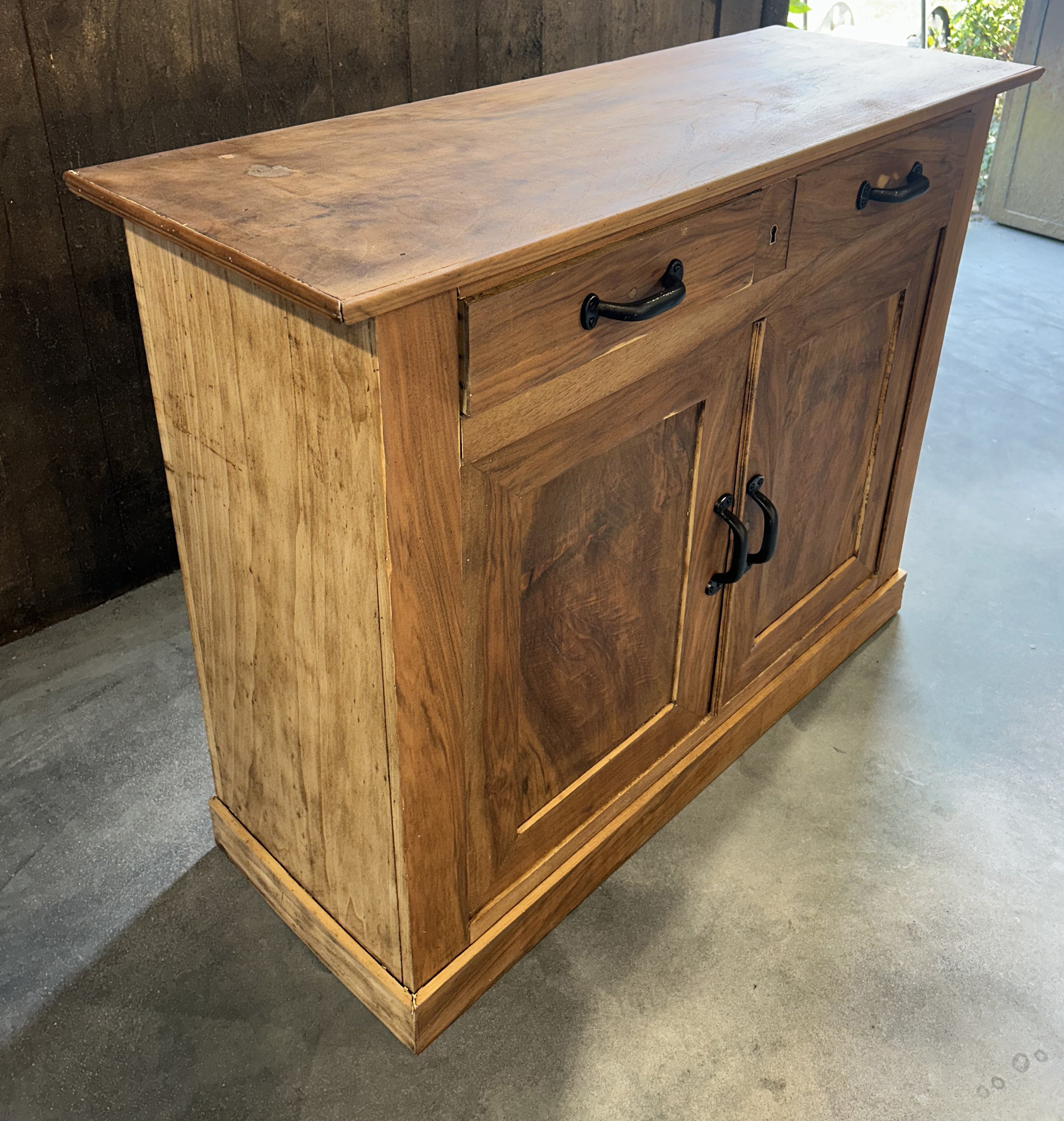 Buffet d'atelier authentique des années 1940 en noyer massif et placage noyer.