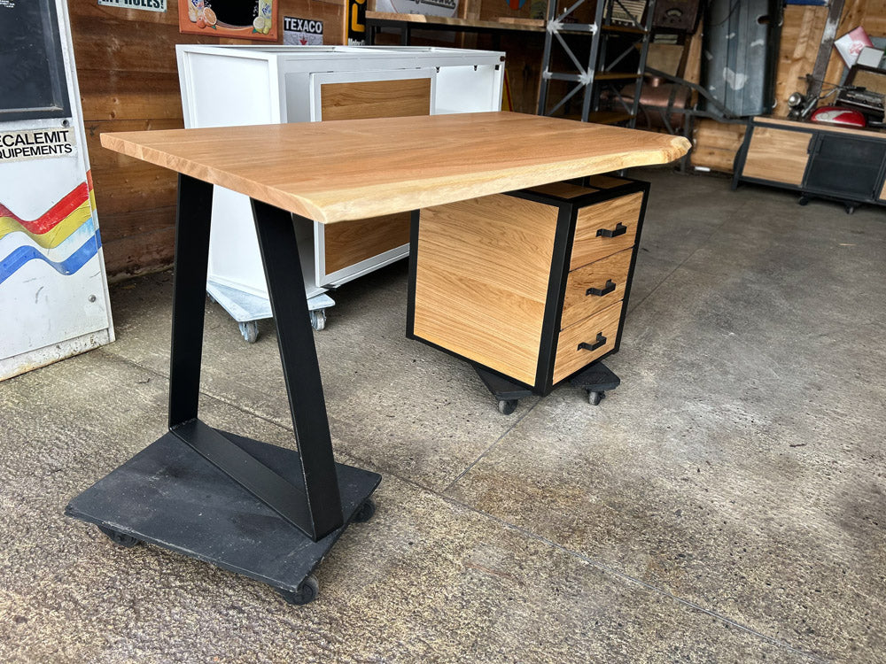 Bureau design industriel suspendu PRIX de base: 1390€ réf 3538