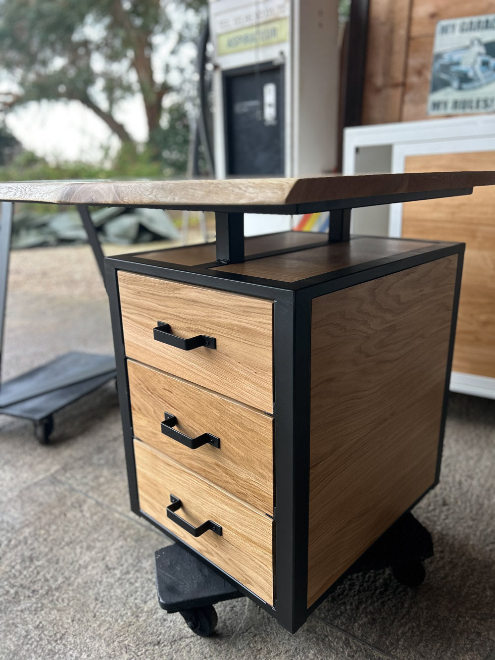 Bureau design industriel suspendu PRIX de base: 1390€ réf 3538
