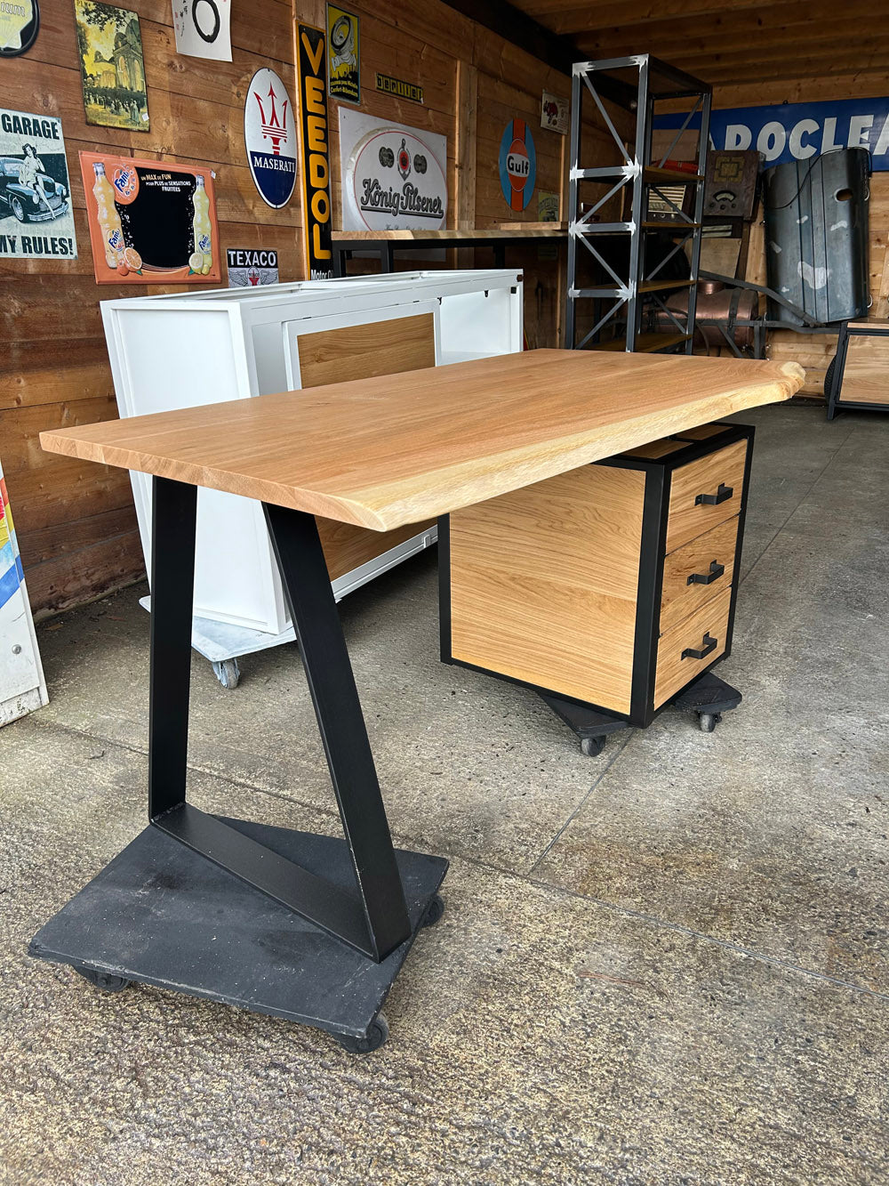 Bureau design industriel suspendu PRIX de base: 1390€ réf 3538