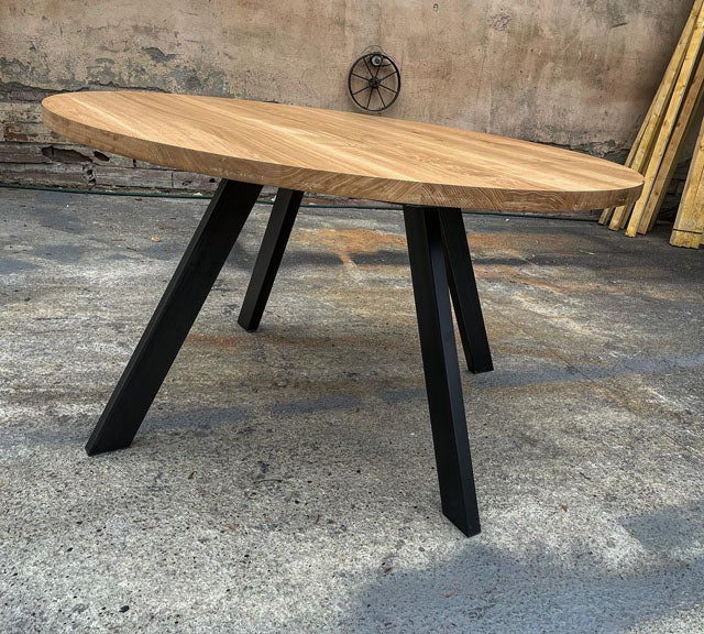 Table ronde 4pieds métal PRIX de base: 1450€ réf 3723