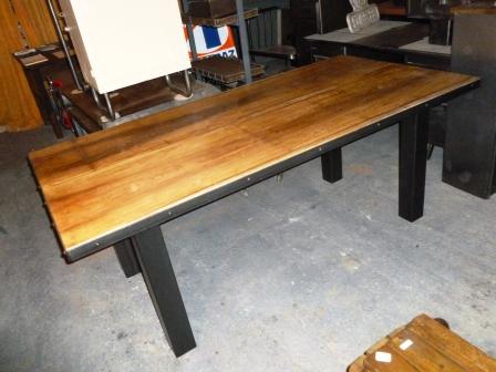 Table industrielle PRIX de base: 1190€réf 1137