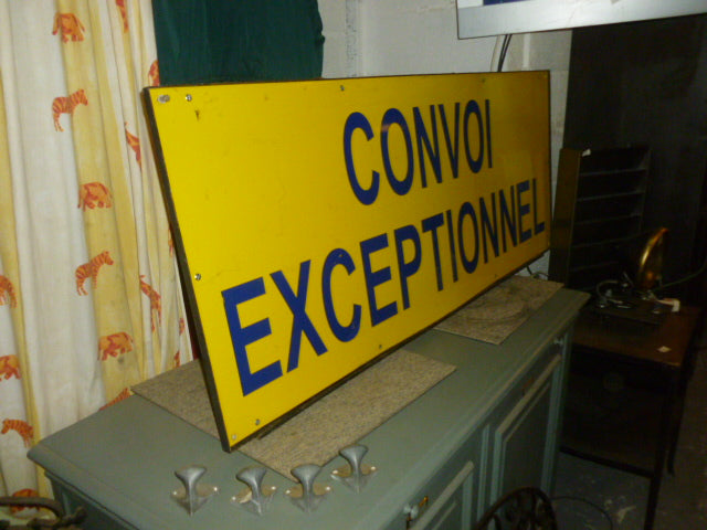 Enorme panneau "convoi exceptionnel"