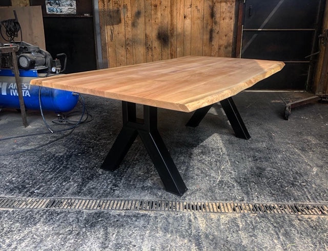 Table industrielle bois et métal patiné PRIX de base: 1490€ réf 3355