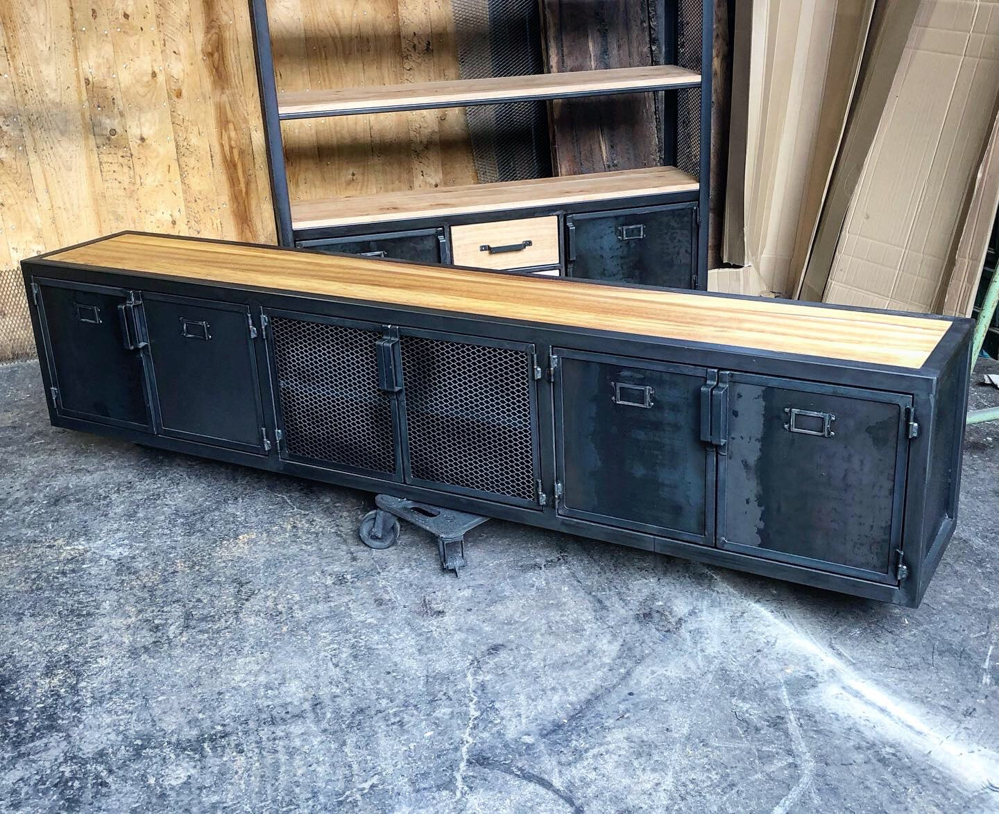 Meuble TV industriel 6 portes PRIX de base: 1200€ réf 3507