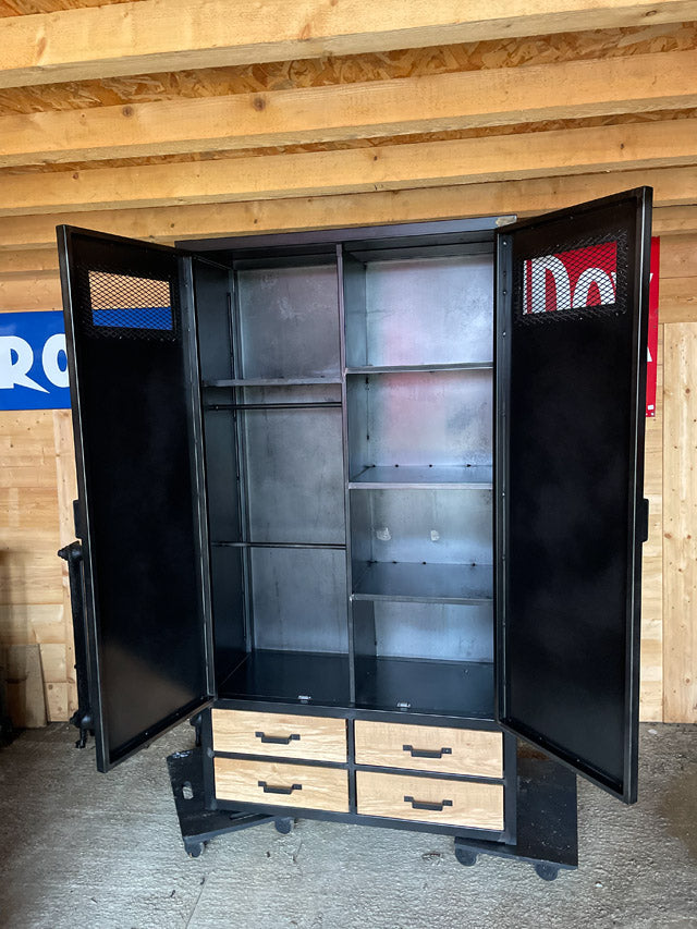 Armoire vestiaire industriel PRIX de base: 1250€ réf 3227