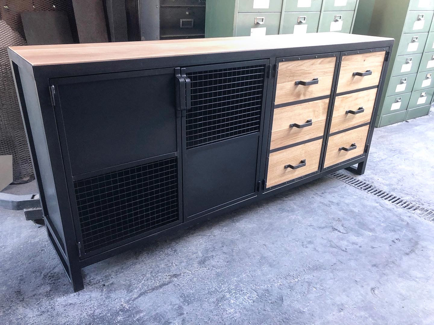 Buffet industriel métal iroko. PRIX de base : 1200 € Réf 2746