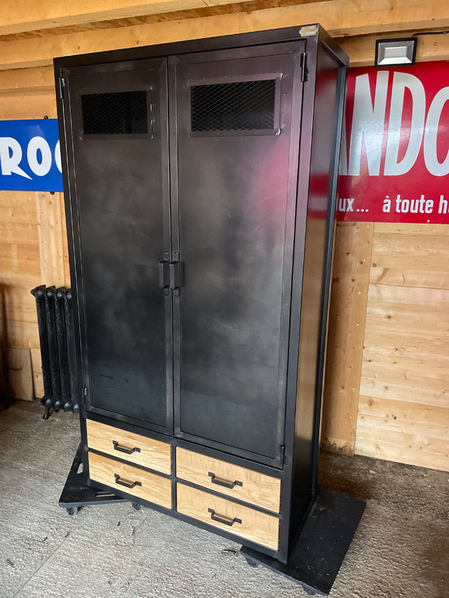 Armoire vestiaire industriel PRIX de base: 1250€ réf 3227