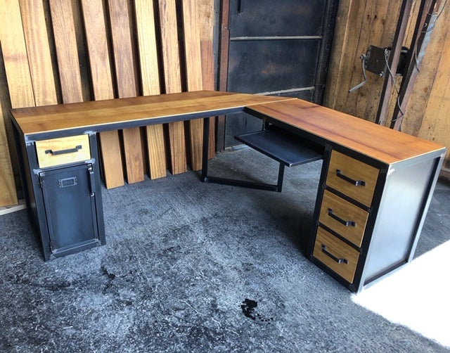 Bureau d'angle industriel PRIX de base: 1600€ réf 3045