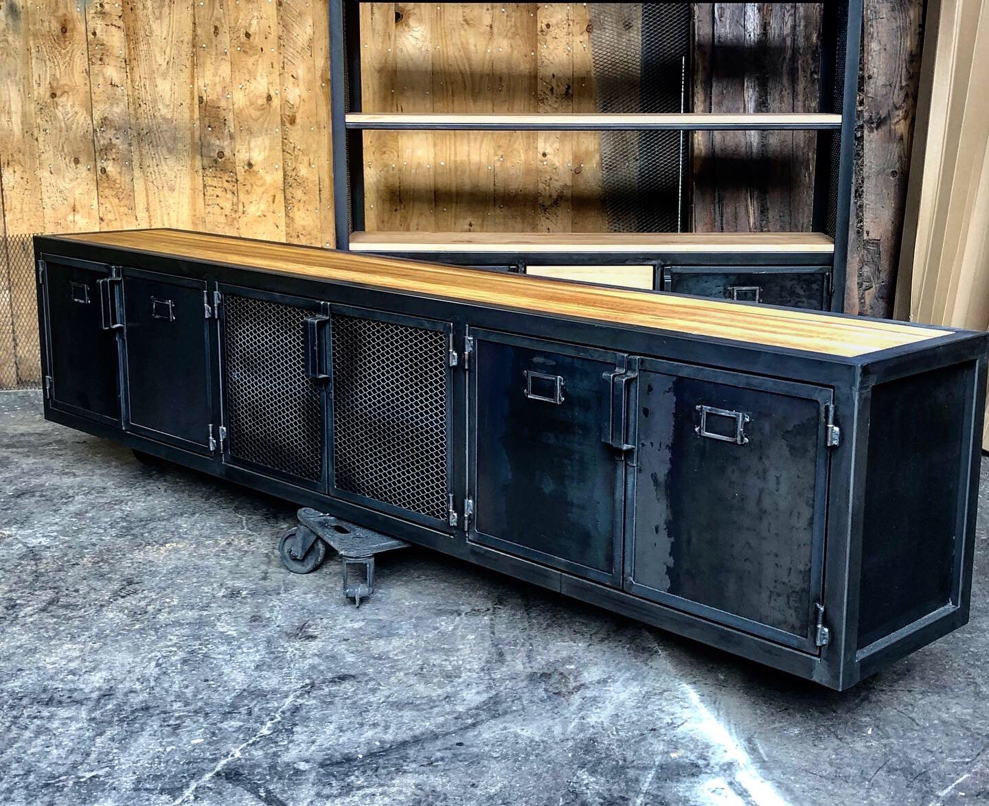 Meuble TV industriel 6 portes PRIX de base: 1200€ réf 3507