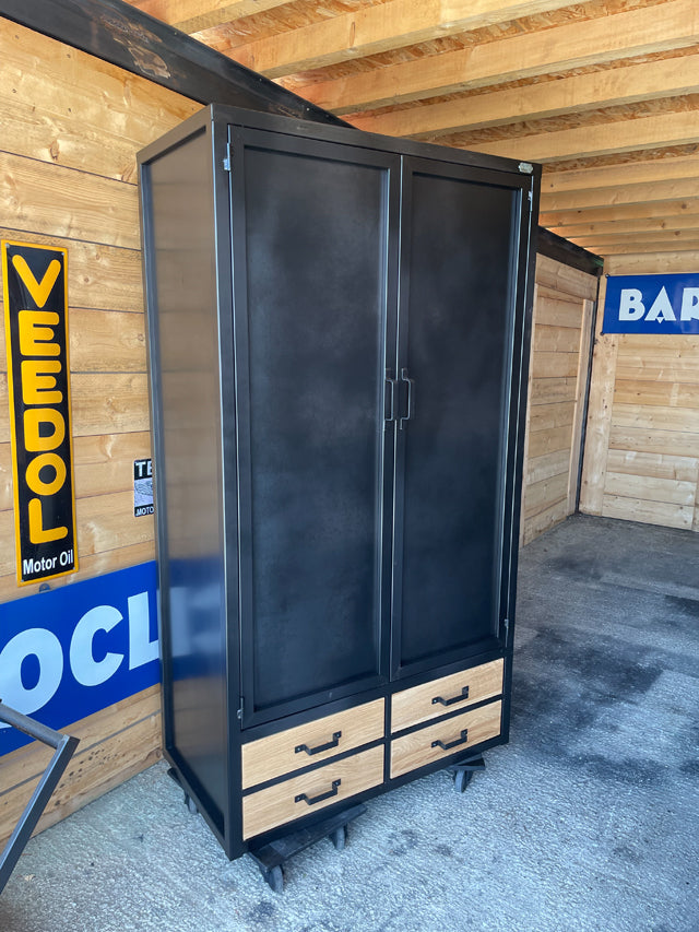 Armoire vestiaire industriel PRIX de base: 1250€ réf 3227