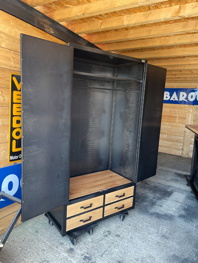 Armoire vestiaire industriel PRIX de base: 1250€ réf 3227