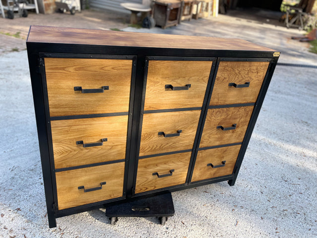 Meuble industriel buffet 3 portes PRIX de base : 1100€ réf 2036