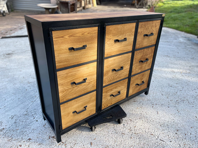 Meuble industriel buffet 3 portes PRIX de base : 1100€ réf 2036
