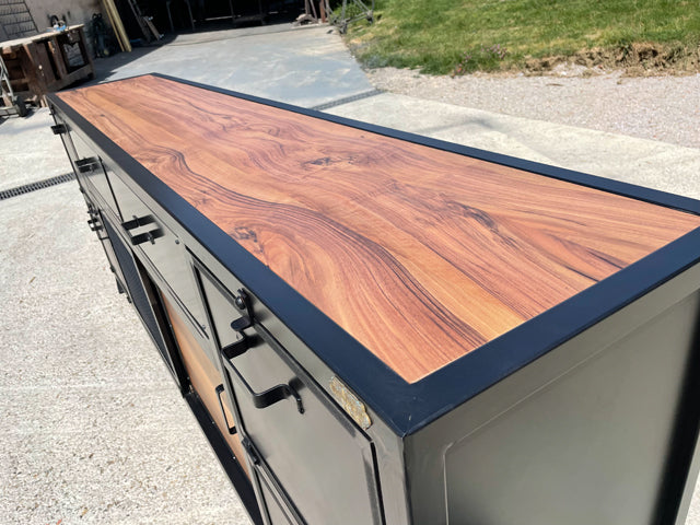 Buffet industriel métal et noyer PRIX : 2500€ réf 3885