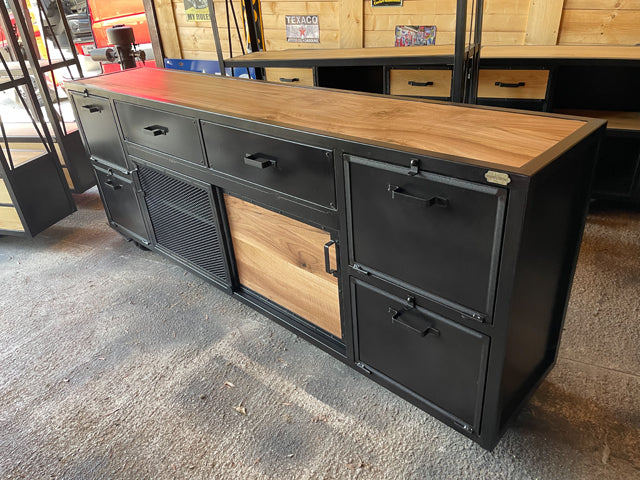 Buffet industriel métal et noyer PRIX : 2500€ réf 3885