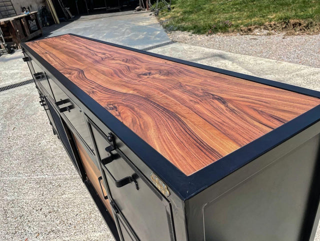 Buffet industriel métal et noyer PRIX : 2500€ réf 3885