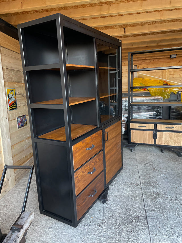 Buffet industriel métal et verre PRIX de base : 1890€ réf 3586