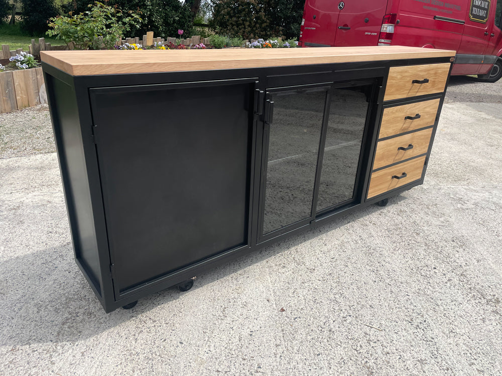 Buffet industriel portes verres PRIX de base : 2200€. réf 4029