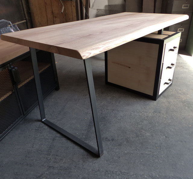 Bureau design industriel suspendu PRIX de base: 1390€ réf 3538
