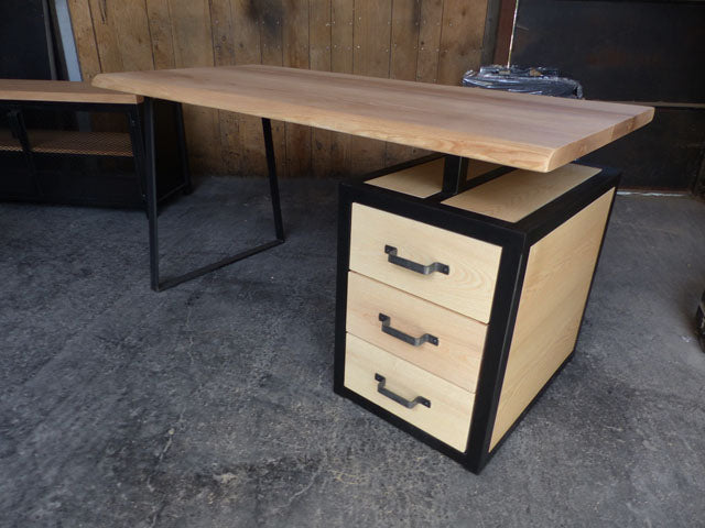 Bureau design industriel suspendu PRIX de base: 1390€ réf 3538