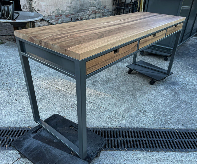Bureau industriel métal et noyer PRIX de base:1650€ réf 3920