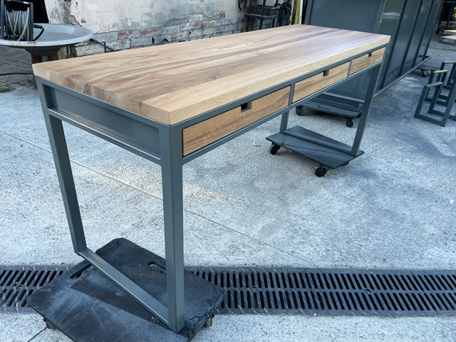 Bureau industriel métal et noyer PRIX de base:1500€ réf 3919