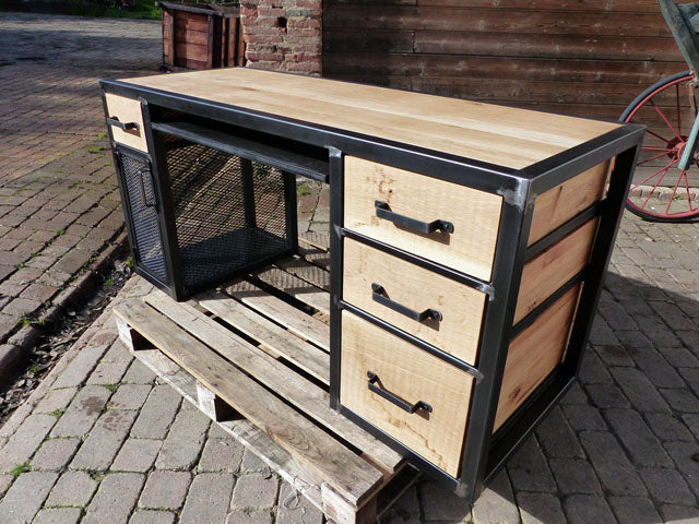 Bureau industriel 4 tiroirs et 1porte PRIX de base: 1290 € réf 3487