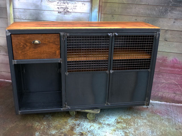 Buffet industriel 2 portes 1 tiroir PRIX de base: 950€ réf 2369