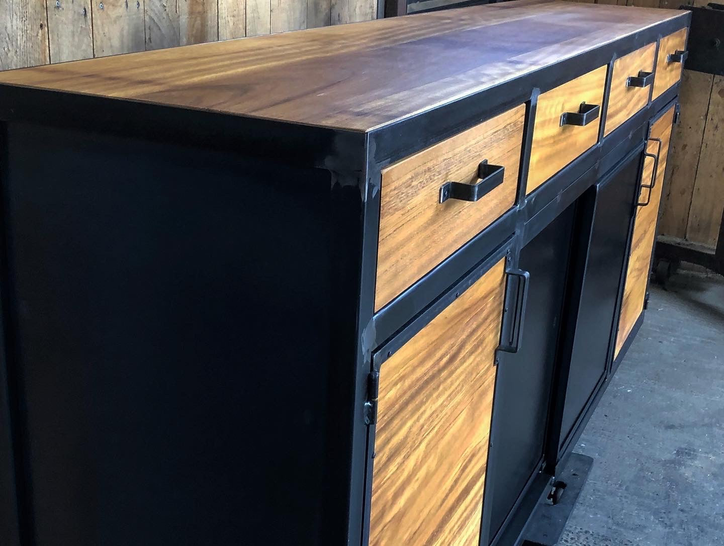 Buffet industriel 4 portes PRIX de base: 1600€ réf 3516