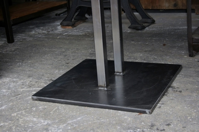 Table style industriel pied central PRIX de base : 950€ réf 2091