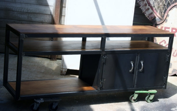 Buffet bas style industriel Prix de base : 1380€ réf 2133