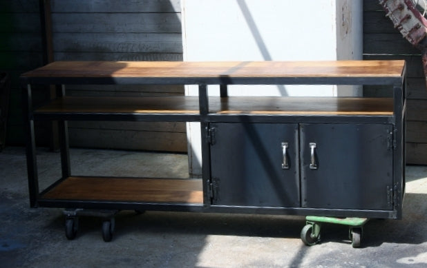Buffet bas style industriel Prix de base : 1380€ réf 2133