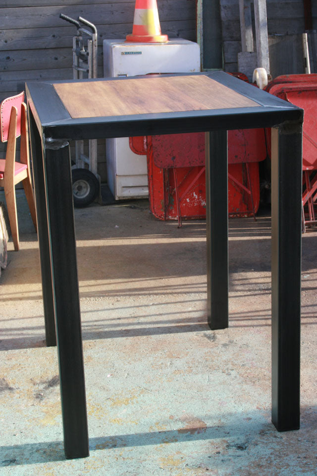 Table mange debout design industriel PRIX de base : 650€ réf 2294