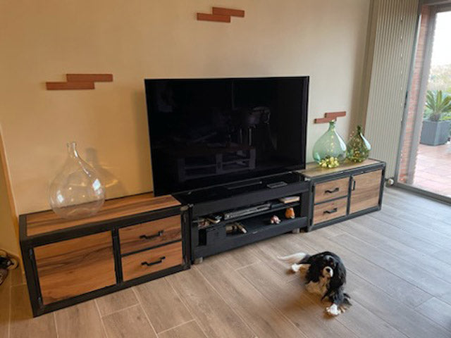 Meuble TV industriel 2 portes noyer PRIX de base :990€ réf 3978