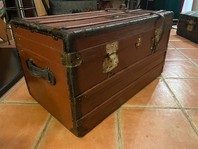 Malle de voyage entaillée marron