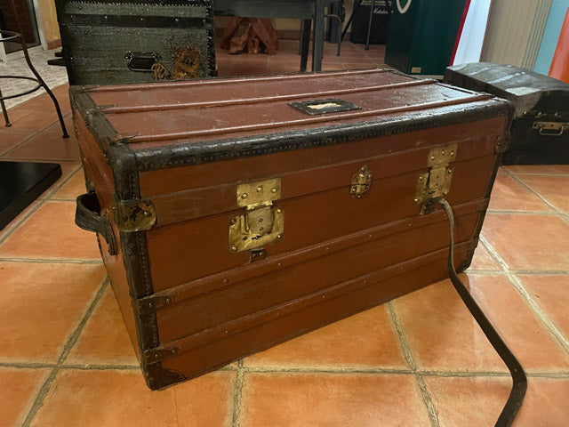 Malle de voyage entaillée marron