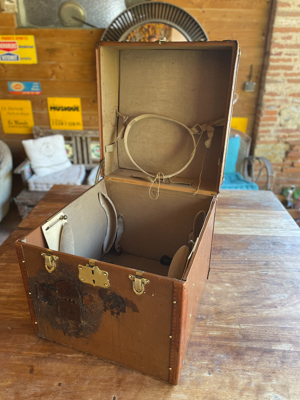 Malle à chapeau Delion 1919. réf 4025