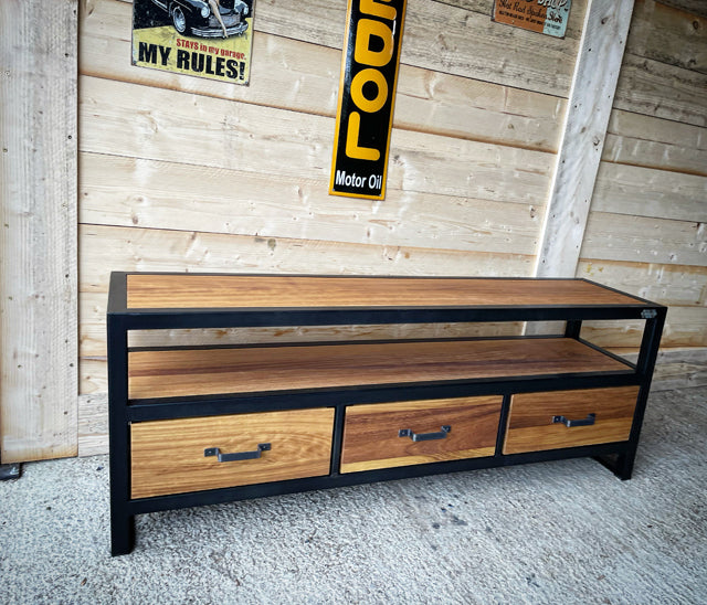 Meuble industriel TV 3 tiroirs PRIX de base: 1150€ réf 3091